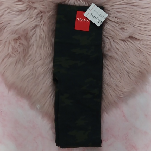 Brand New SPANX GREEN CAMO "LOOK AT ME NOW" LEGGINGS -XS - Picture 3 of 6